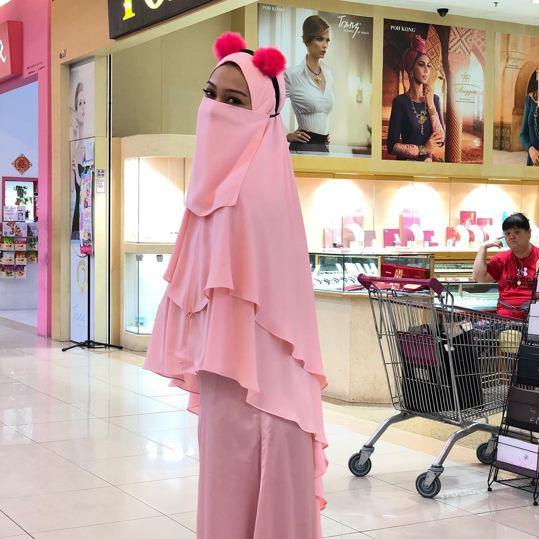 Bini Aku Dari Neraka Raya Movie Film Drama Storyline Trailer Star Cast Crew Box Office Collection