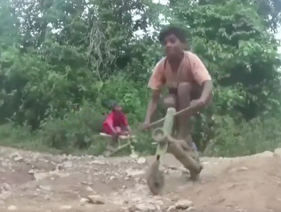 (Video) Kerana Kemiskinan Hidup, Kanak-Kanak Ini Bina Basikal Dari Buluh Untuk Berseronok