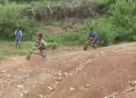 (Video) Kerana Kemiskinan Hidup, Kanak-Kanak Ini Bina Basikal Dari Buluh Untuk Berseronok