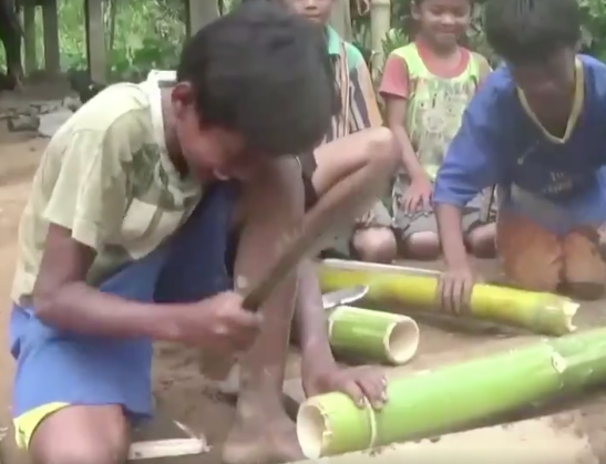 (Video) Kerana Kemiskinan Hidup, Kanak-Kanak Ini Bina Basikal Dari Buluh Untuk Berseronok
