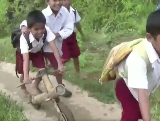 (Video) Kerana Kemiskinan Hidup, Kanak-Kanak Ini Bina Basikal Dari Buluh Untuk Berseronok