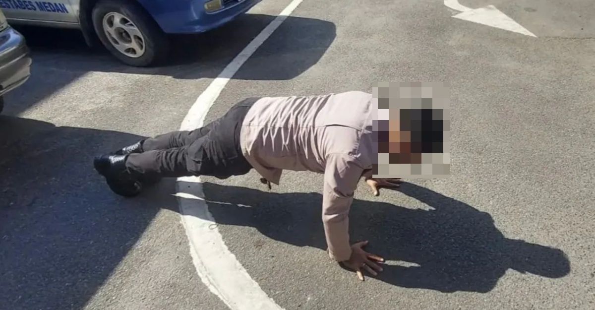 polis merokok dalam kereta peronda